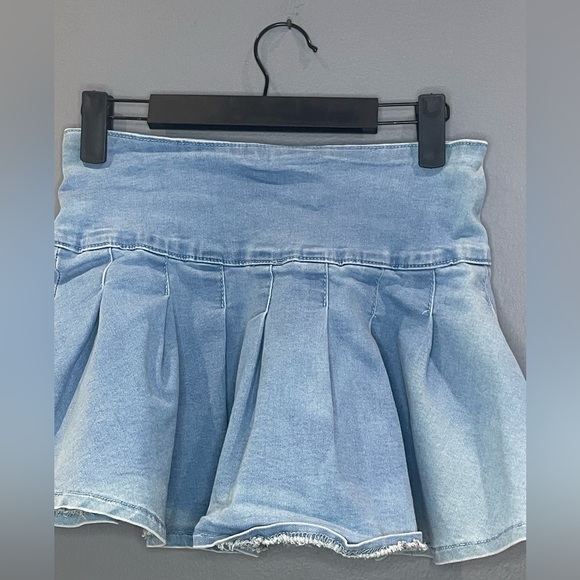 90’s Style Pleated Mini Skirt - Picture 4 of 4